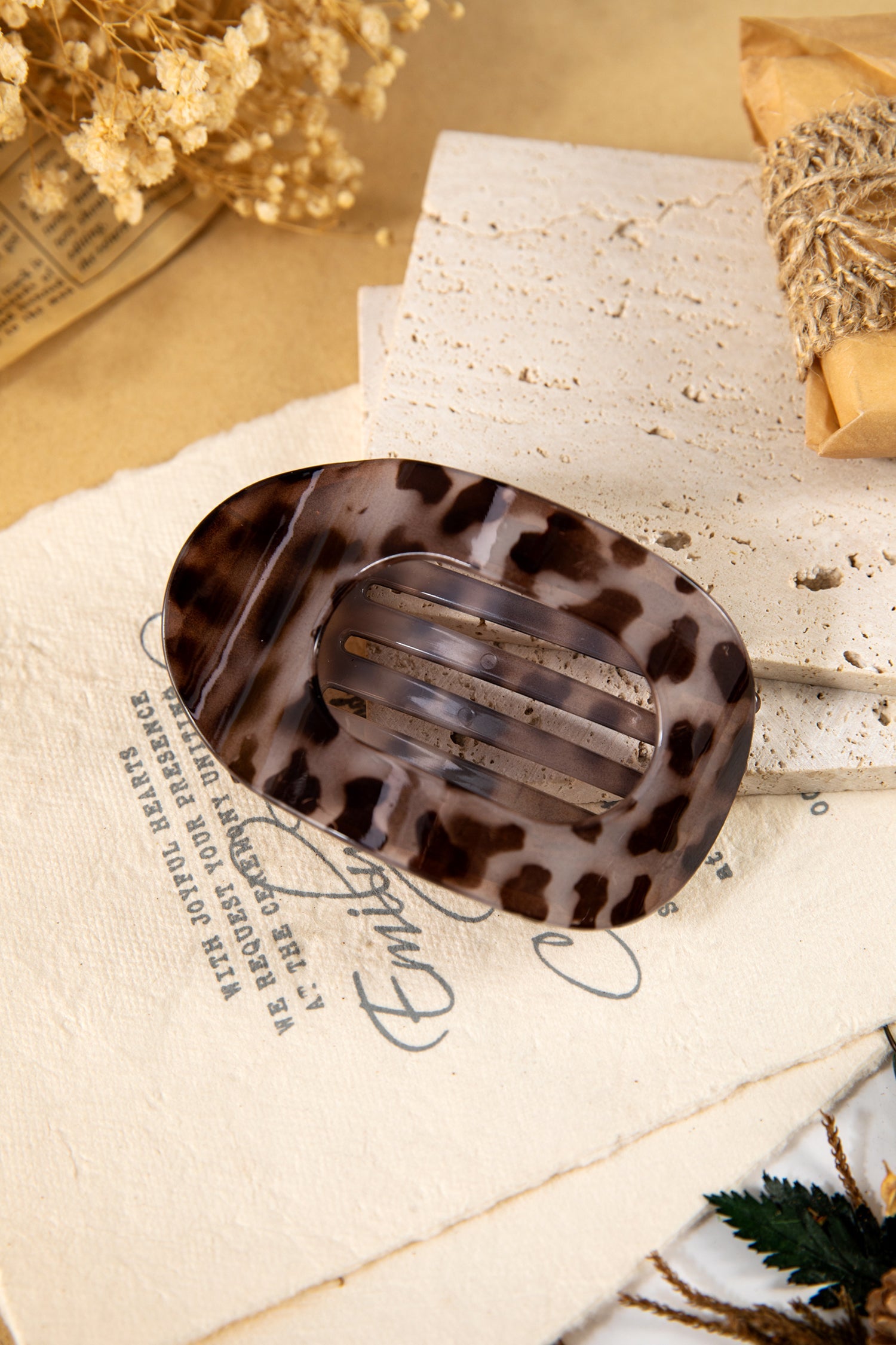 Robin Oval Hair Claw Clip-Threaded Pear