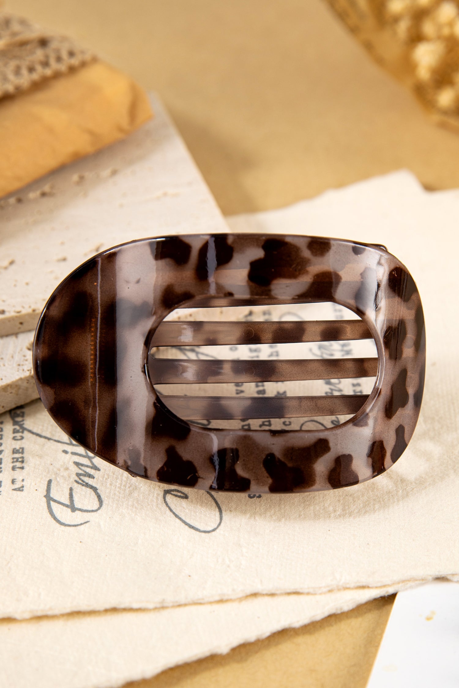 Robin Oval Hair Claw Clip-Threaded Pear
