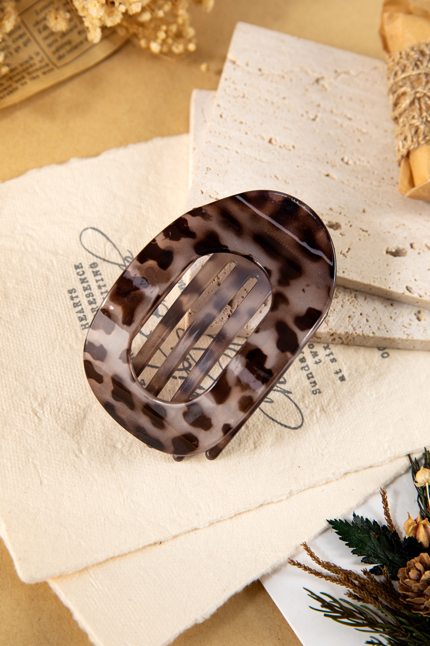 Robin Oval Hair Claw Clip-Threaded Pear
