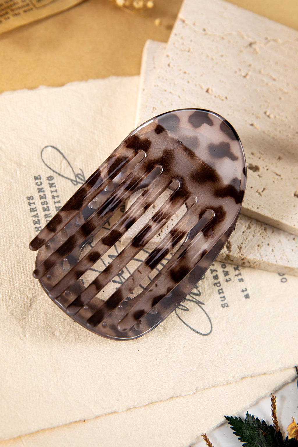 Robin Oval Hair Claw Clip-Threaded Pear