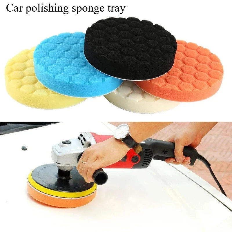 Four round car polishing sponge trays in yellow, blue, black, and orange are shown on a white background, with a second panel below demonstrating one tray attached to a red and black rotary polisher being used on a white car surface.