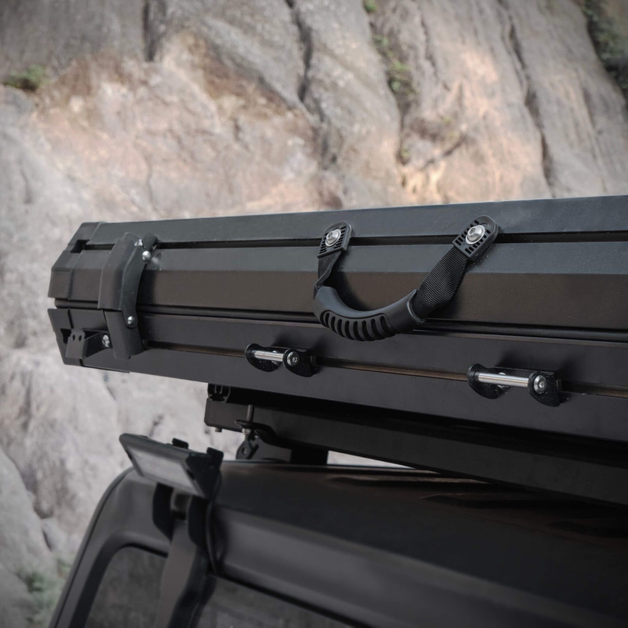 Trailora Heavy-Duty 2-3 Person Hardshell Rooftop Tent With Ladder (SAK93120)